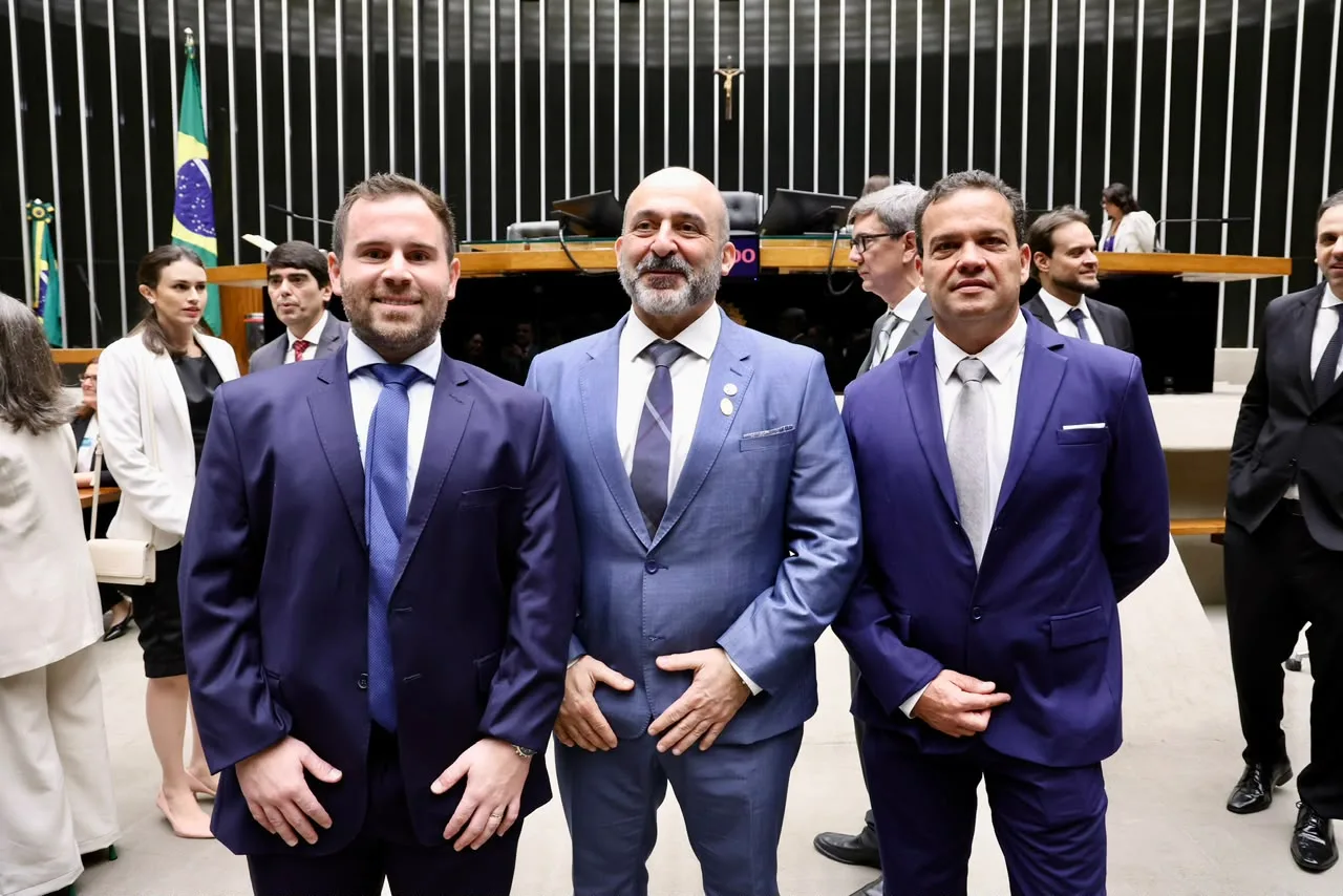 Dr. João Protásio Netto ao lado do Dr. Miguel Akkari, presidente nacional da SBOT, e do Dr. Adriano Fonseca, presidente da SBOT-BA, na Câmara dos Deputados