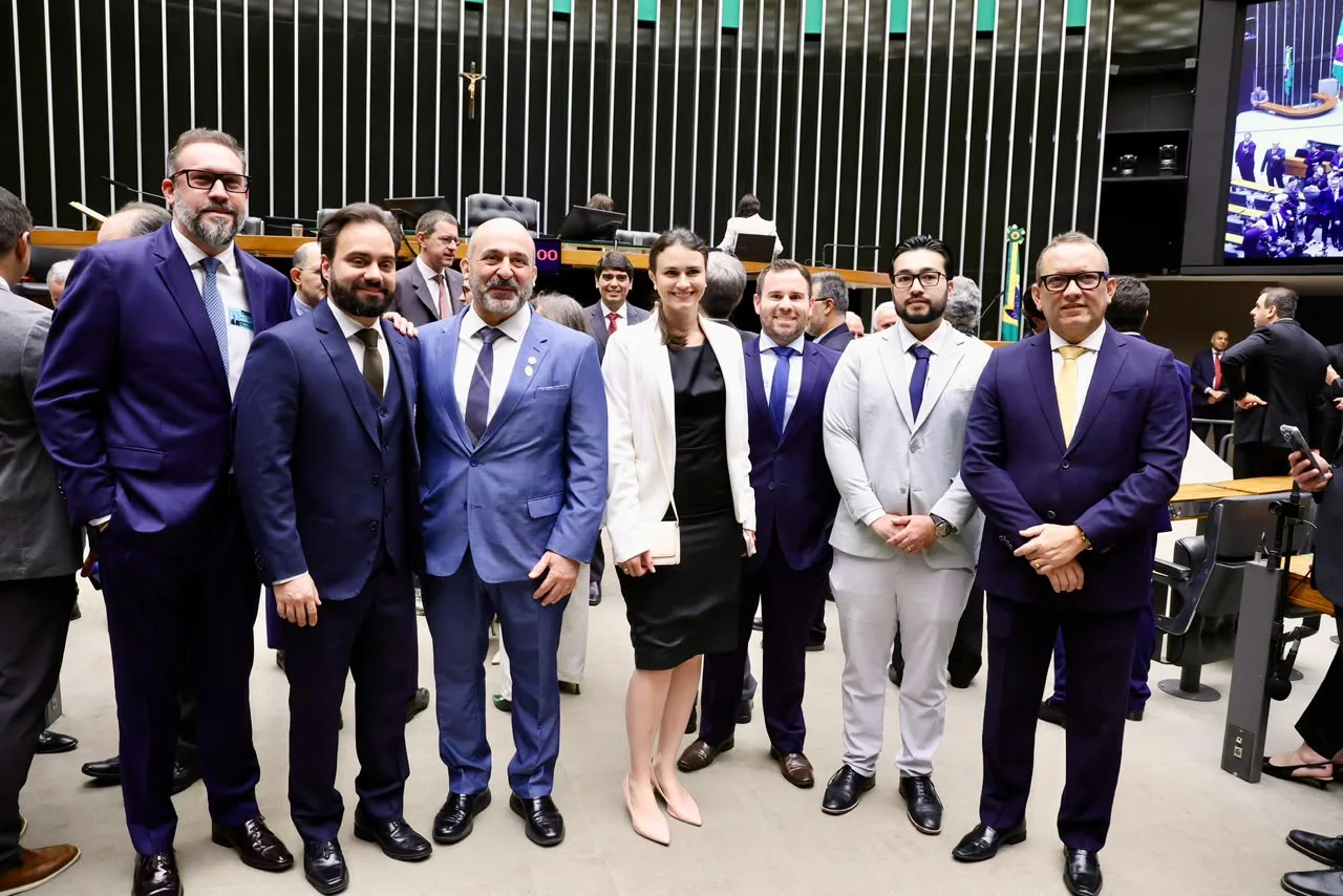 Dr. Miguel Akkari, presidente nacional da SBOT, com os presidentes das Regionais do Norte no Plenário da Câmara dos Deputados