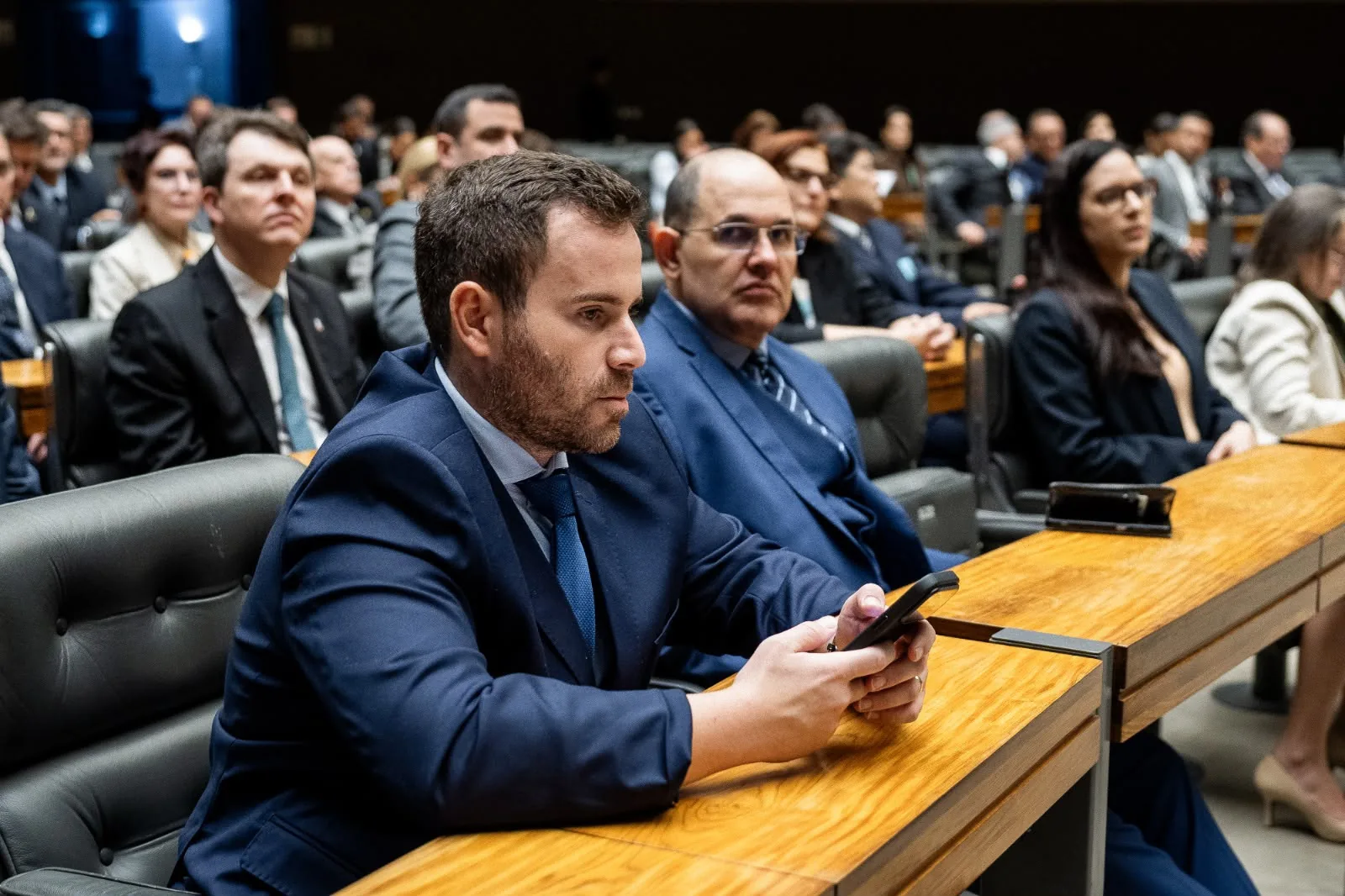 Dr. João Protásio Netto, presidente da SBOT-TO, sentado no Plenário da Câmara dos Deputados durante a Sessão Solene do Dia do Ortopedista 2026, em Brasília