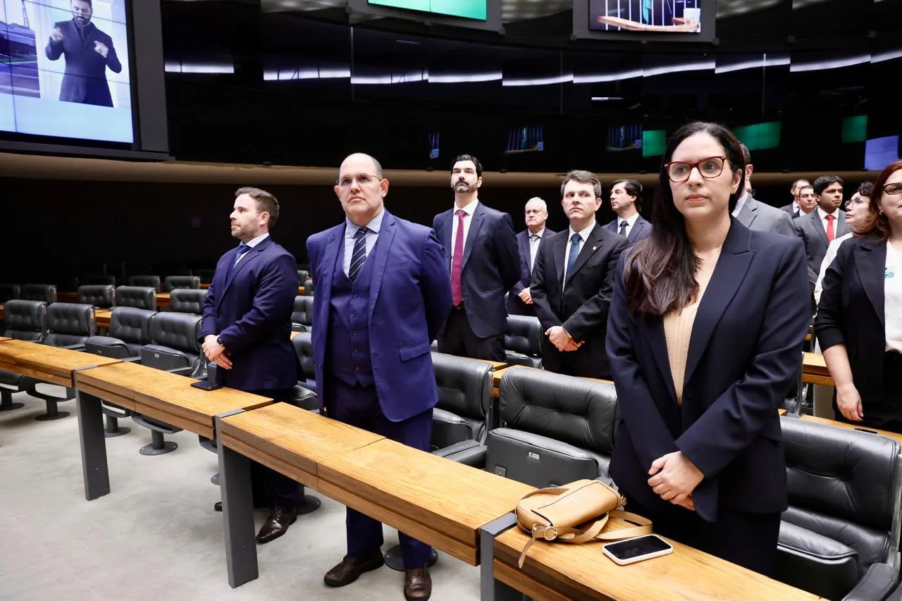 Ortopedistas de todo o Brasil em pé no Plenário da Câmara dos Deputados durante a Sessão Solene em homenagem ao Dia do Ortopedista 2026